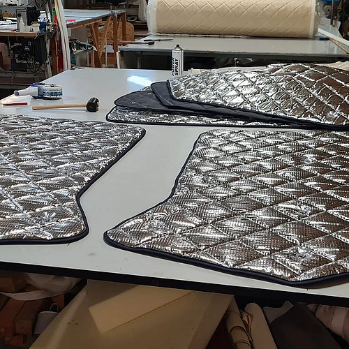 Es wird heiß 🔥 und wir haben den passenden Schutz für euch. Welche Form auch immer. Wir fertigen euch Isolationsmatten... Es wird heiß 🔥 und wir haben den passenden Schutz für euch. Welche Form auch immer. Wir fertigen euch Isolationsmatten...